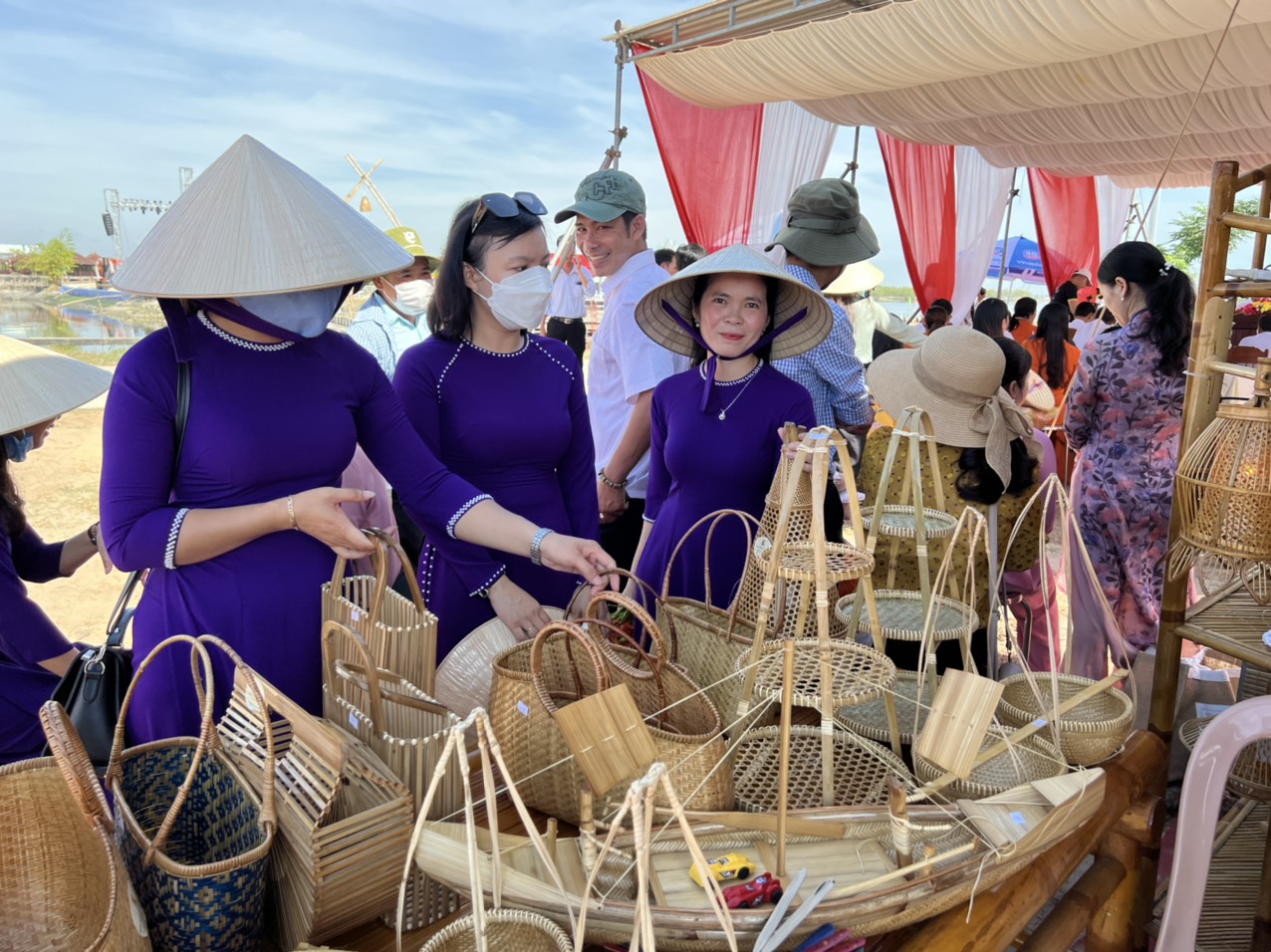 Hàng nghìn du khách đến với “Sóng nước Tam Giang”