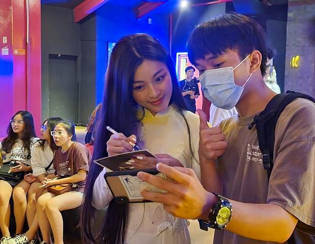 The film crew Em va Trinh interacts with audience in Hue