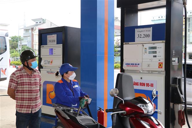 Bộ Tài chính đề xuất giảm 1 000 đồng lít thuế bảo vệ môi trường đối với xăng
