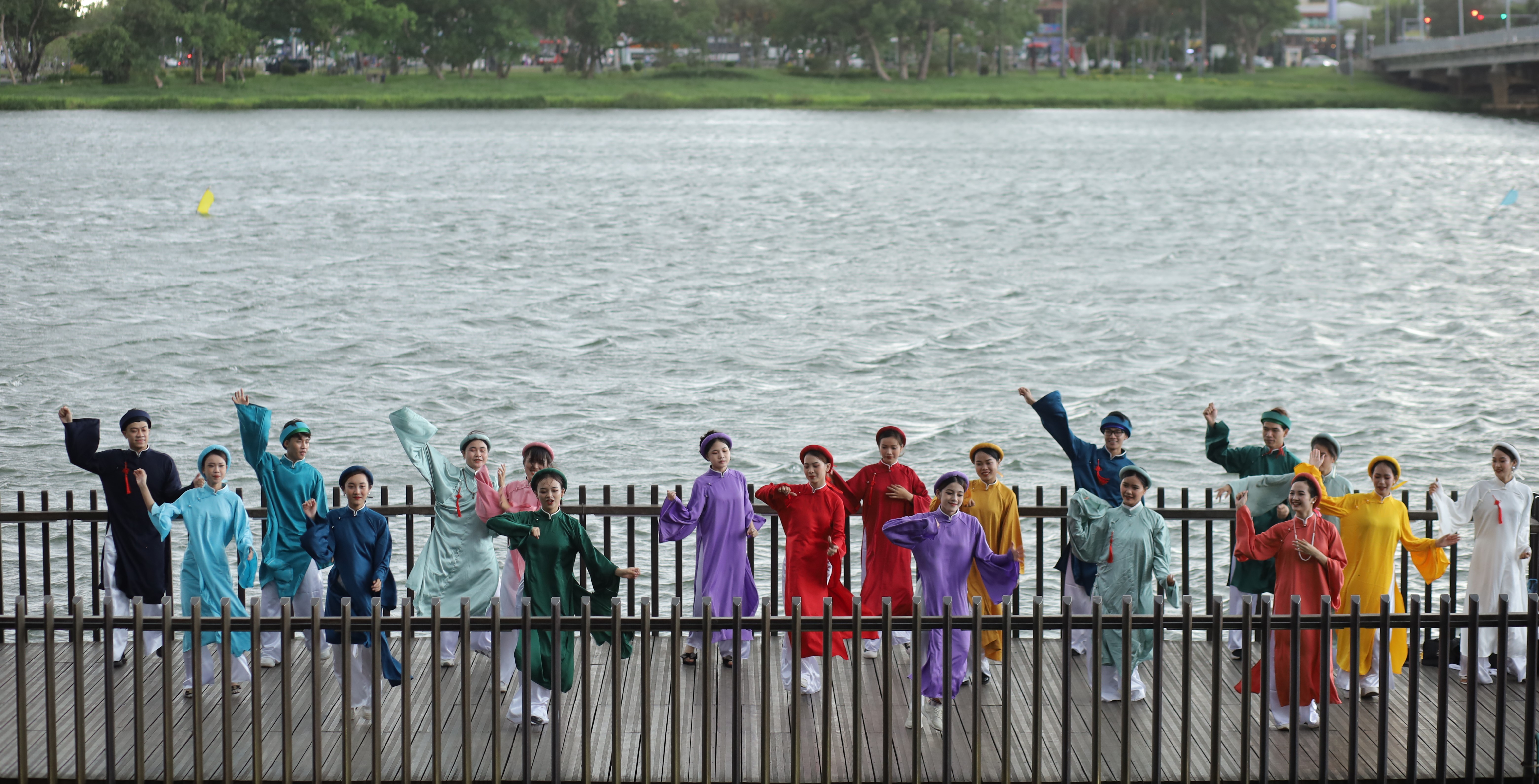 Áo dài cộng đồng xuống phố