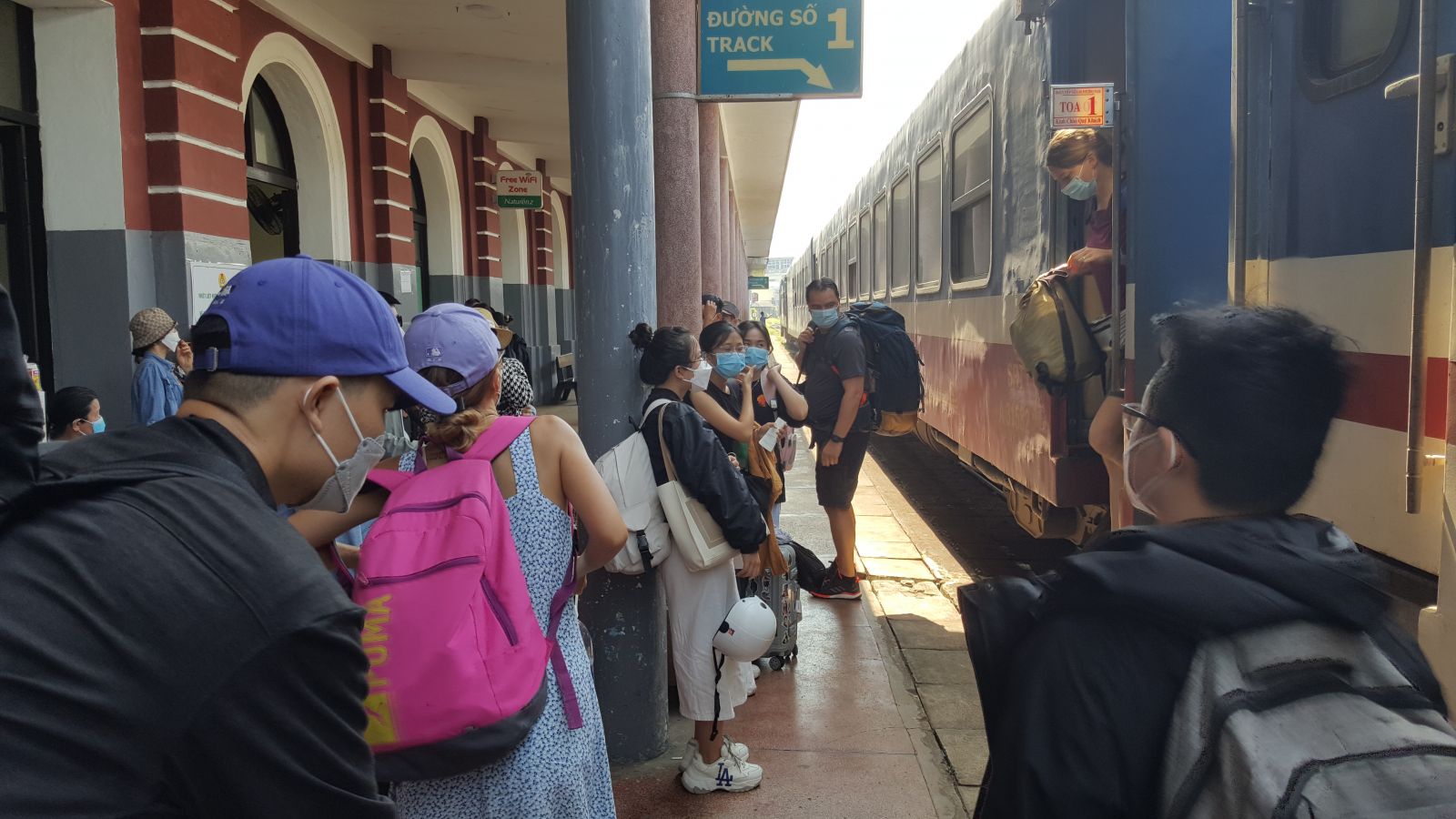 Ga Huế cháy vé tàu