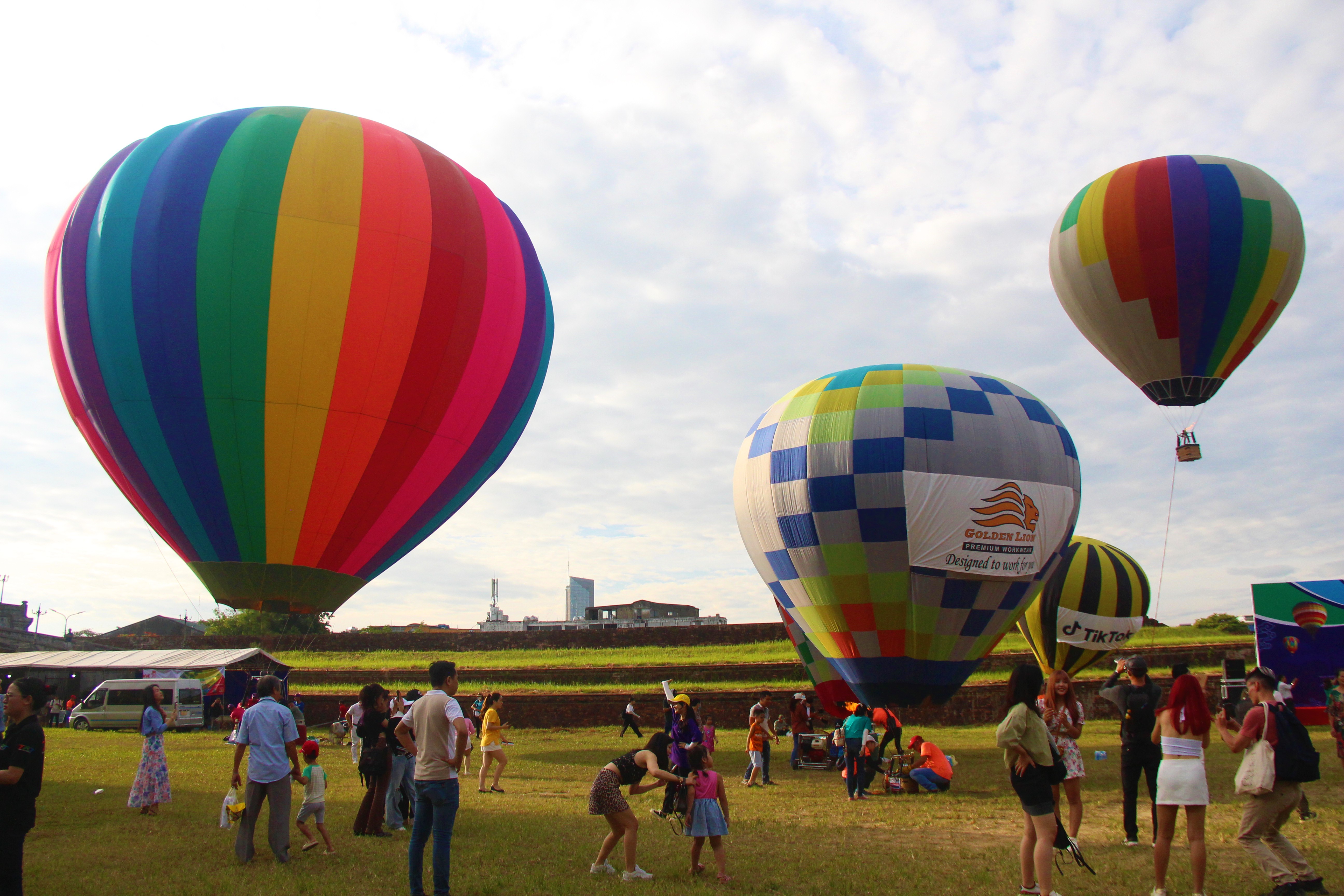 Khinh khí cầu bay trên bầu trời Cố đô
