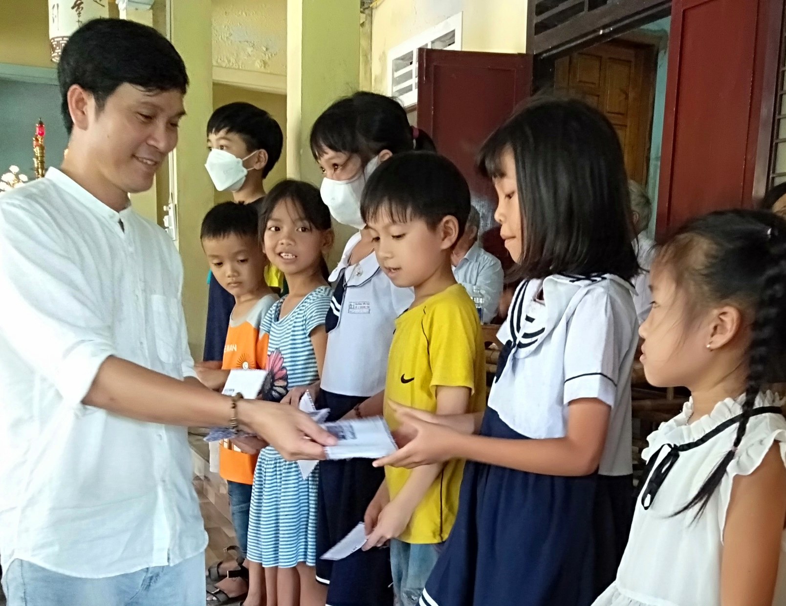 Trao 100 suất học bổng cho học sinh nghèo hiếu học