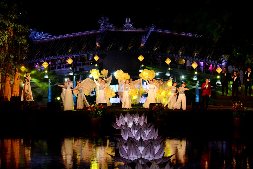 Sân khấu dưới nước lần đầu xuất hiện tại “Chợ quê ngày hội”