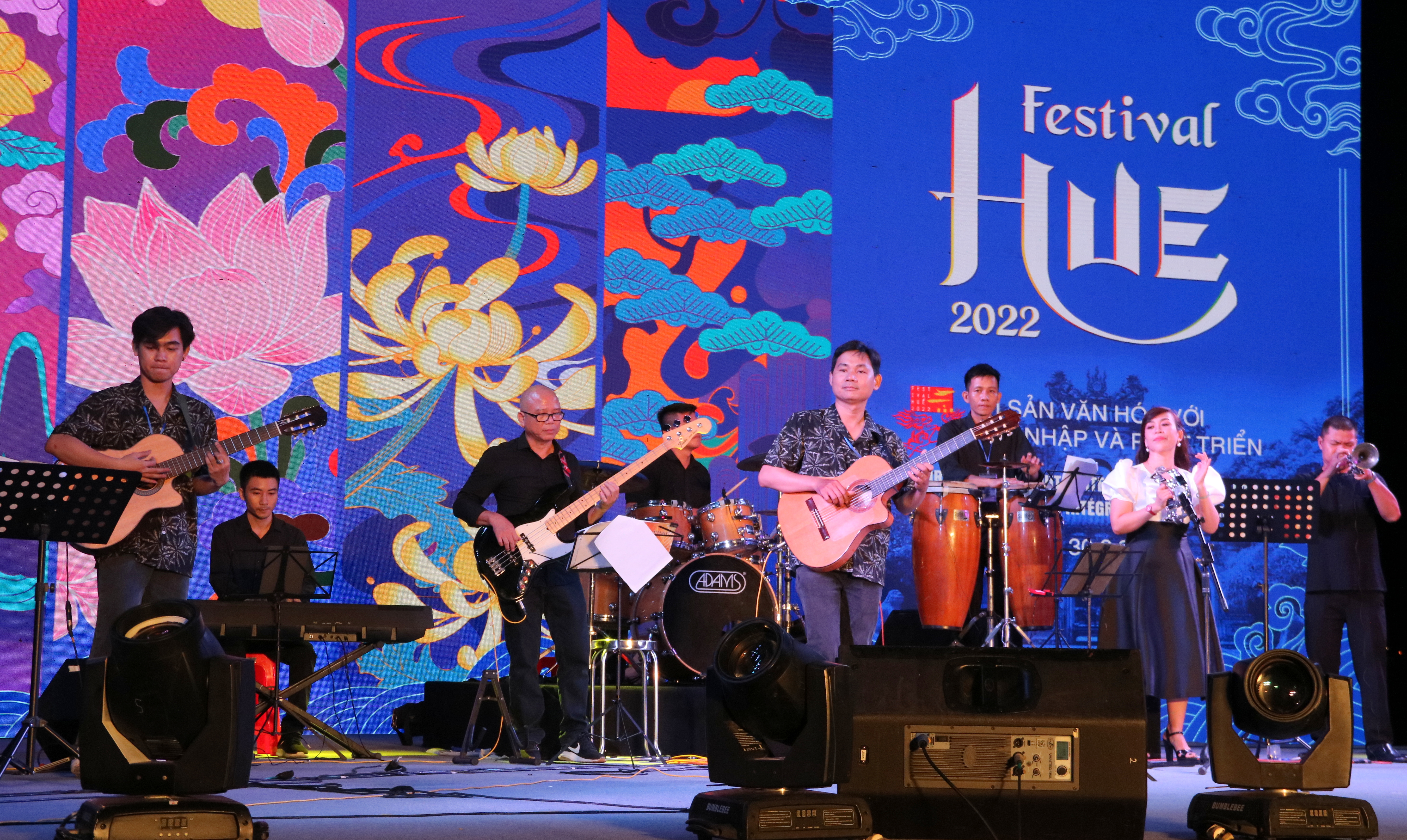 Hàng trăm khán giả “hoà mình” vào những tiết mục của ban nhạc Guitar