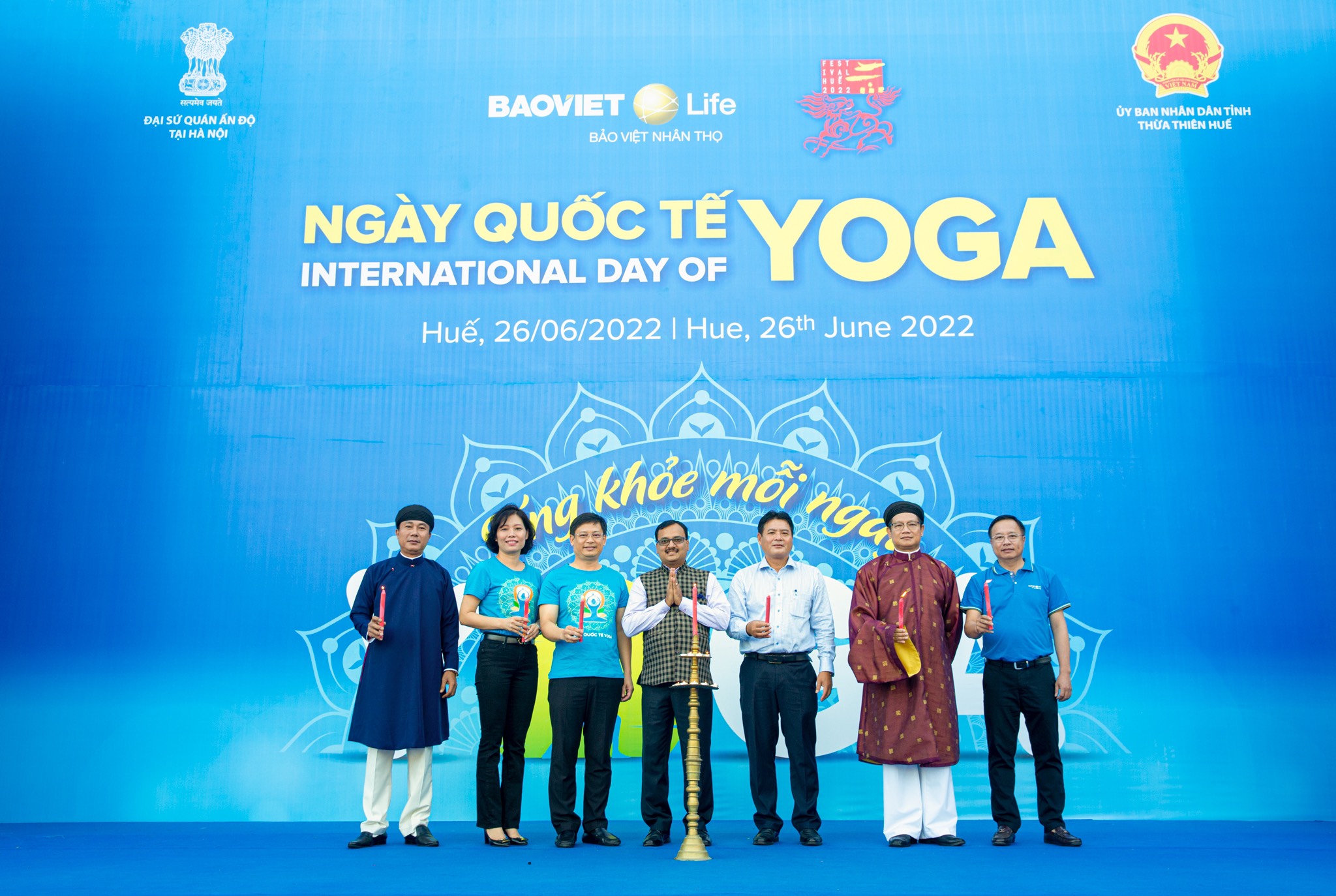 Đồng diễn Yoga và trao học bổng “Quỹ xe đạp chở ước mơ”