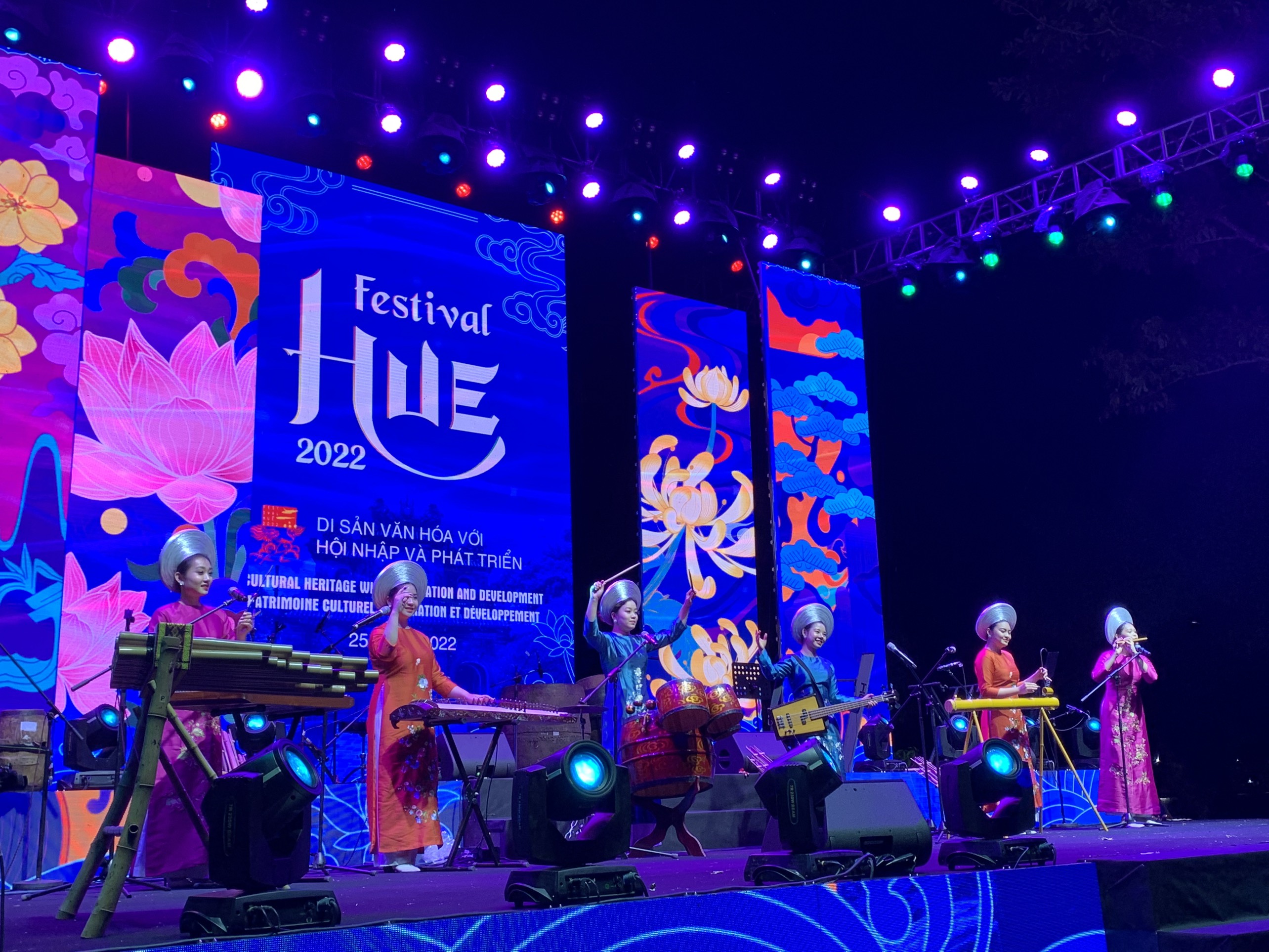 Lắng nghe giai điệu dân tộc cùng các cô gái Charm Band