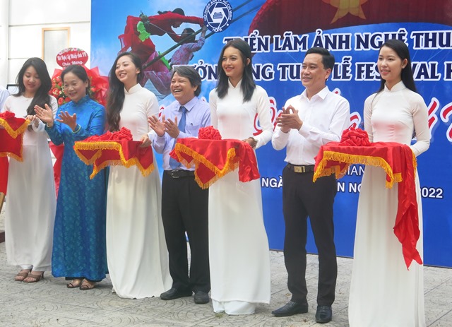 Homeland as seen through the lens of photography