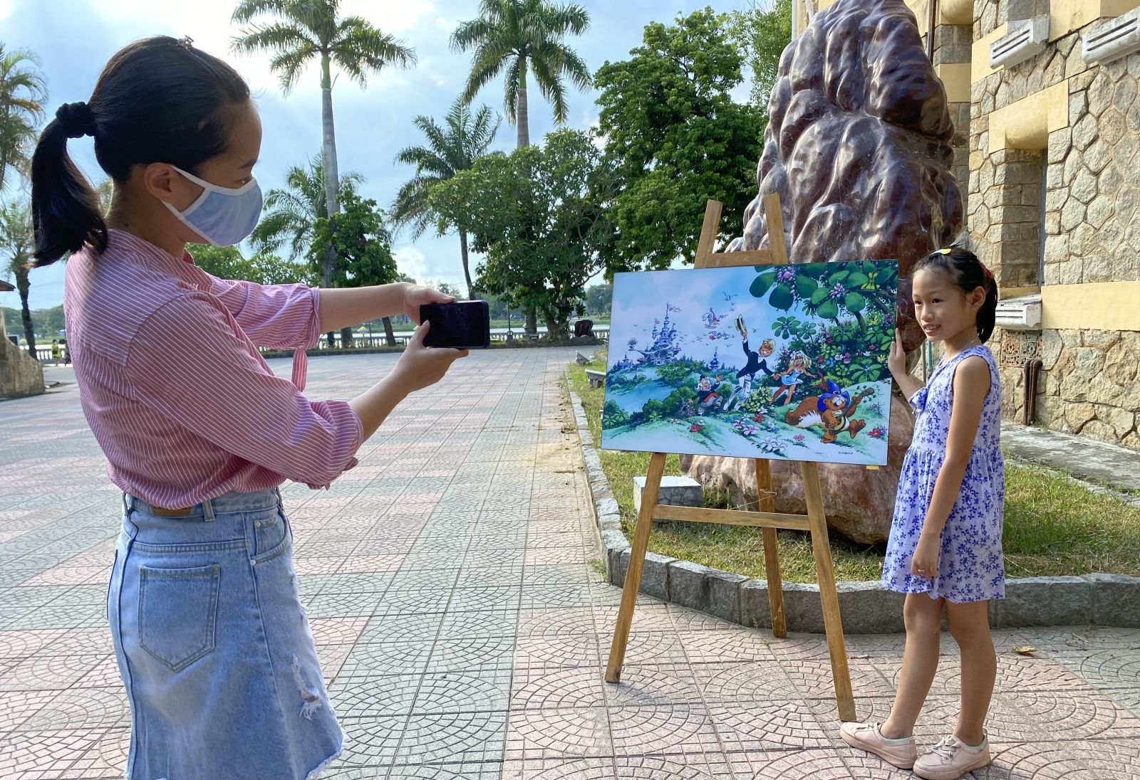 Learning about the 9th art with the paintings of Dany artist