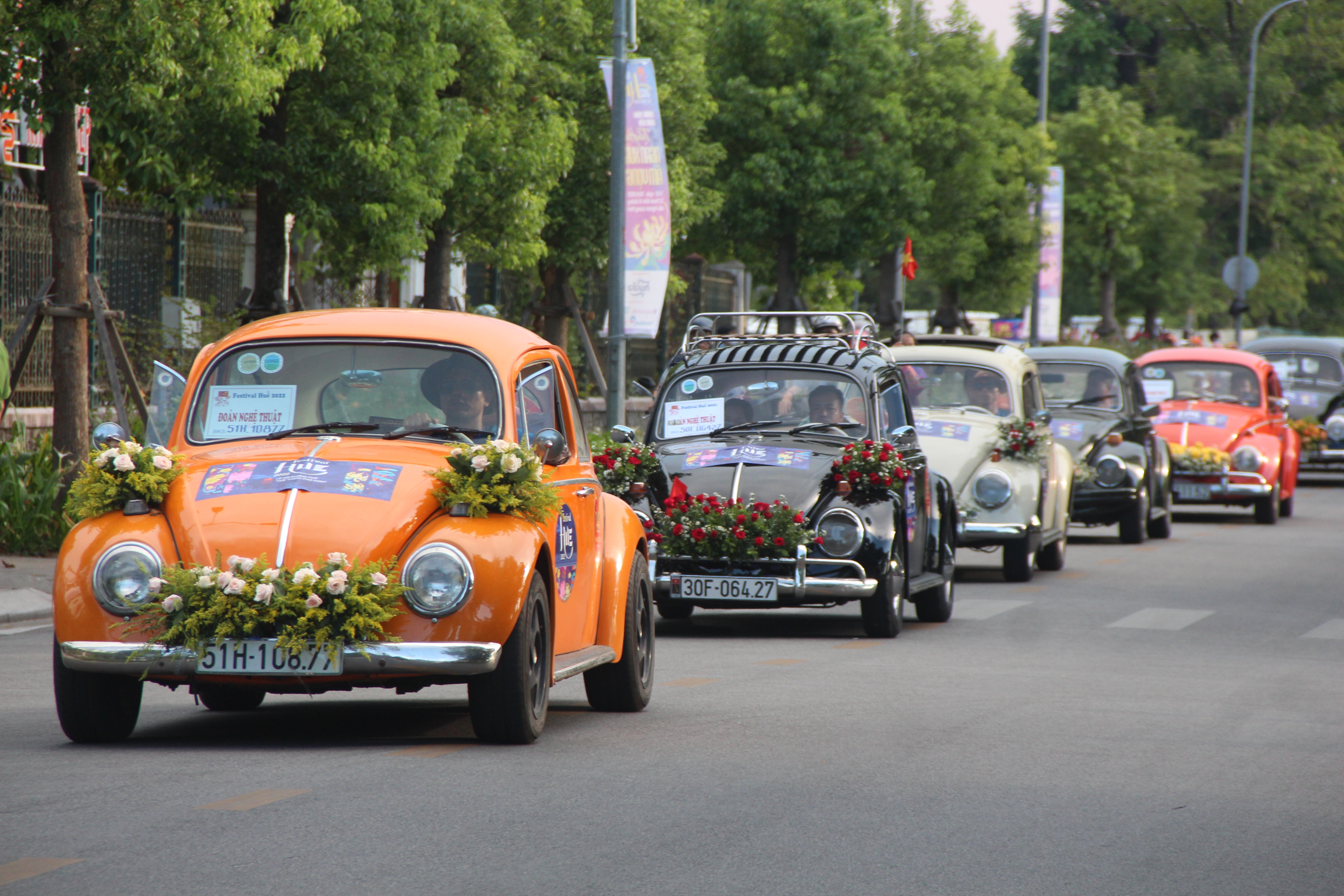 Hơn 20 xe cổ hội tụ về Huế