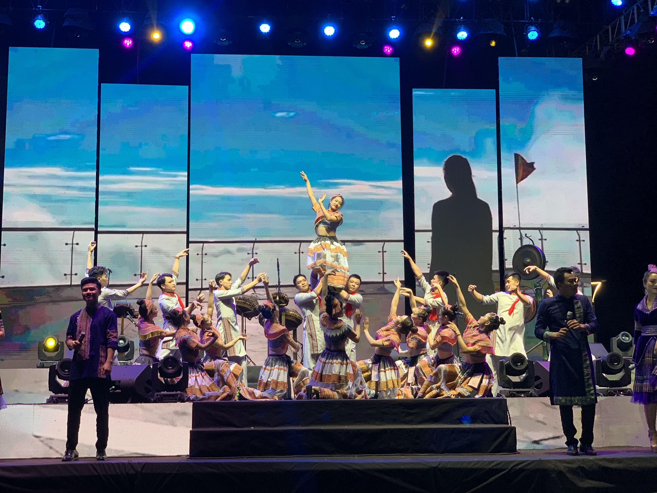 Hòa mình vào núi rừng Tây Bắc cùng đoàn Nghệ thuật Dân tộc Lào Cai