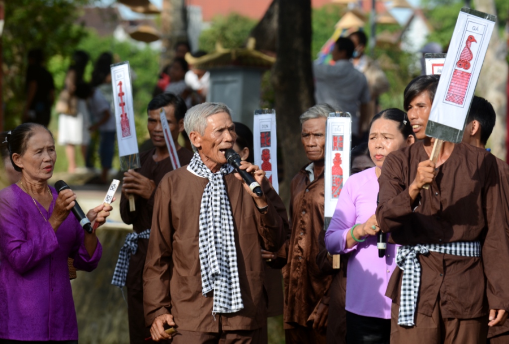 Nghệ nhân bài chòi trình diễn trên sông Như Ý