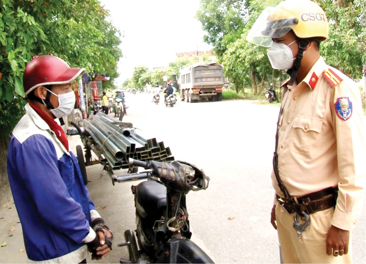 Xử lý xe thô sơ tự chế chở hàng cồng kềnh Không chỉ là tuyên truyền