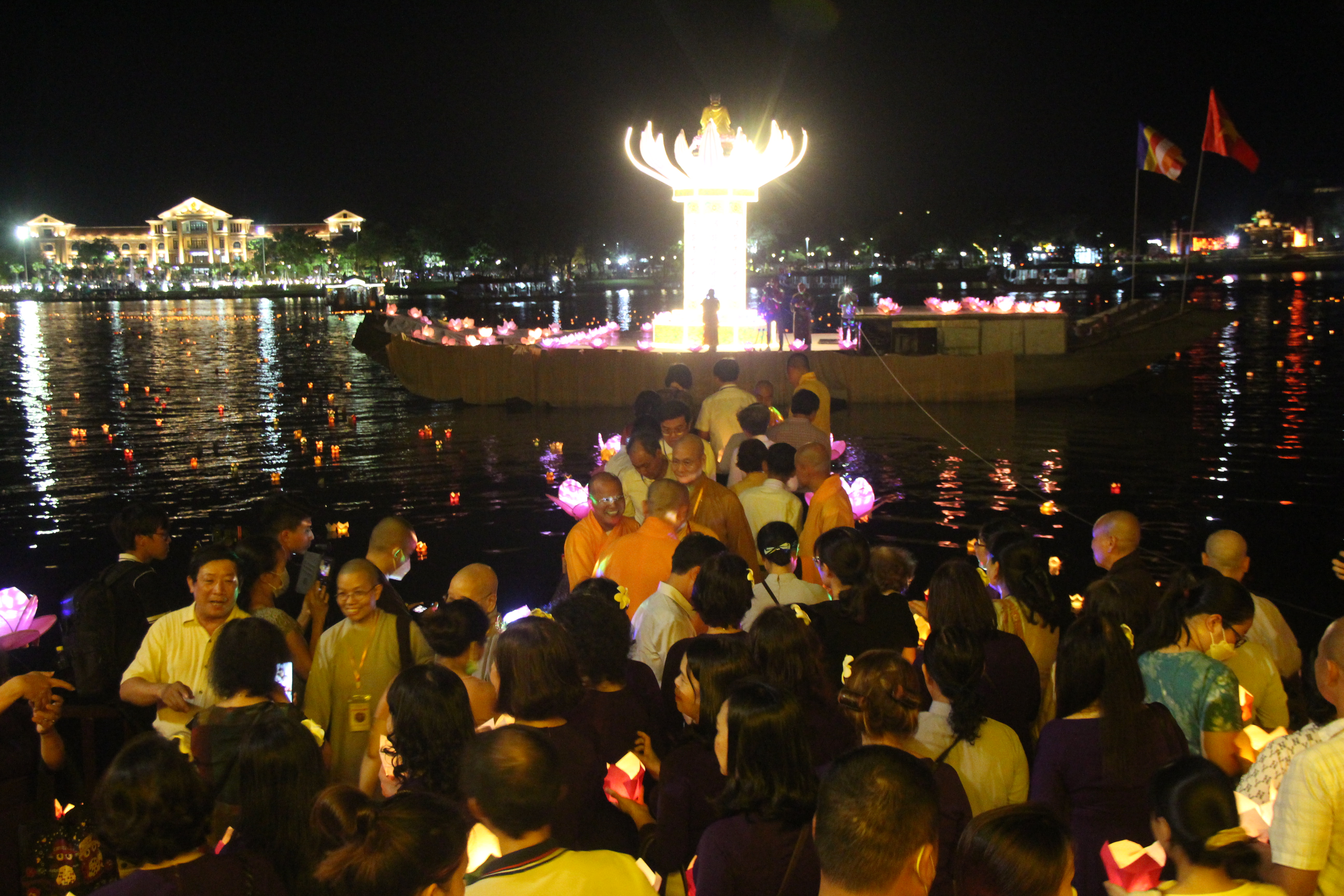 Thả 20 000 ngọn hoa đăng cầu mong đất nước thanh bình