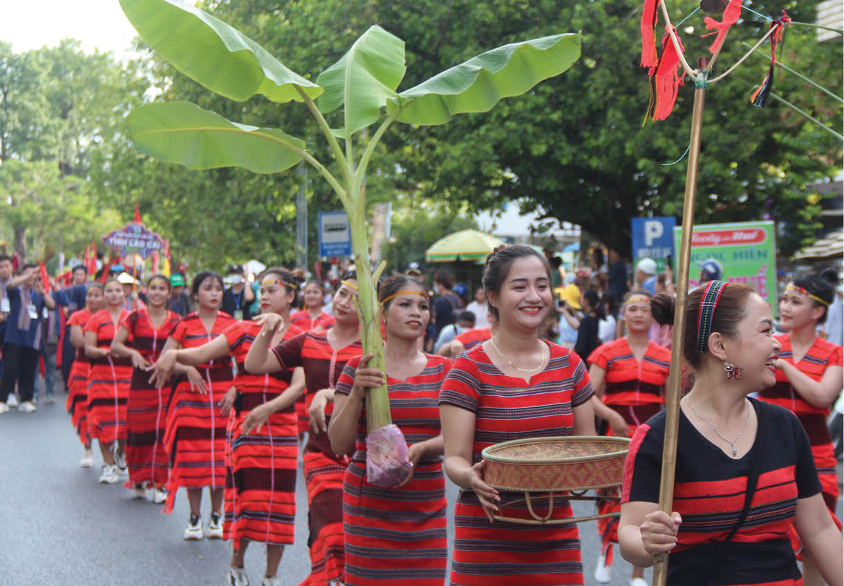 A Da Koonh từ bản làng xuống phố