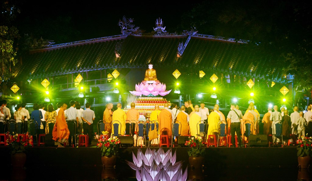 Lung linh 4 000 hoa đăng thả trên sông Như Ý