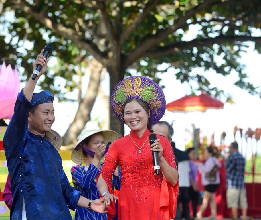 Dí dỏm, yêu đời cùng Làng vui chơi, làng ca hát