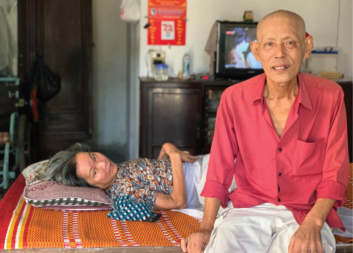 Vừa bệnh nan y, vừa chăm vợ ốm