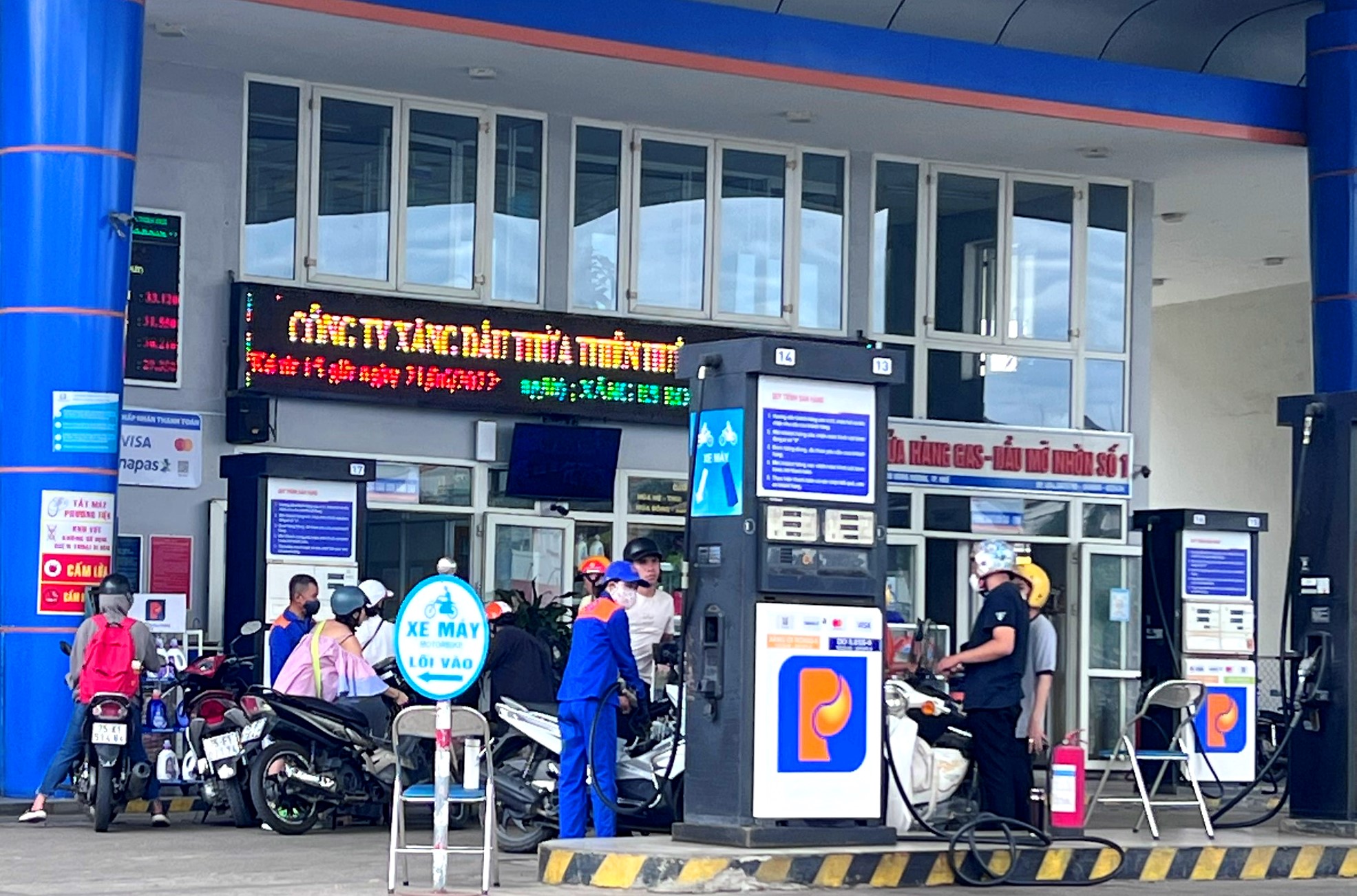 Xăng, dầu giảm nhẹ sau 13 lần tăng giá