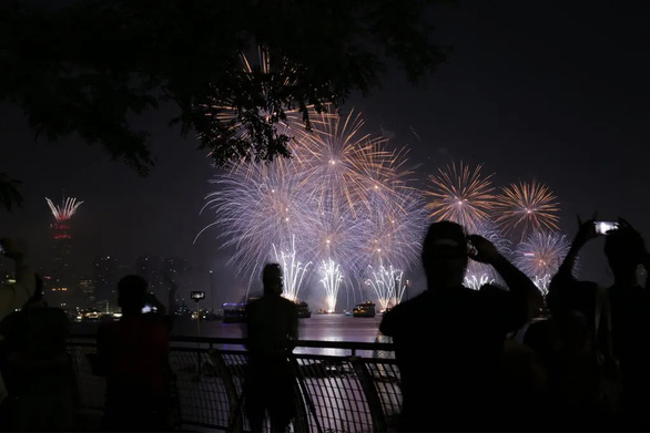 Quốc khánh Mỹ 4-7 Nhiều thành phố lớn hủy bắn pháo hoa do bão giá cả