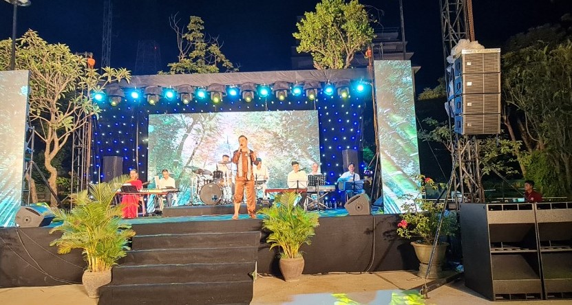 20 contestants compete in the contest “Bolero singing in the Central Region”