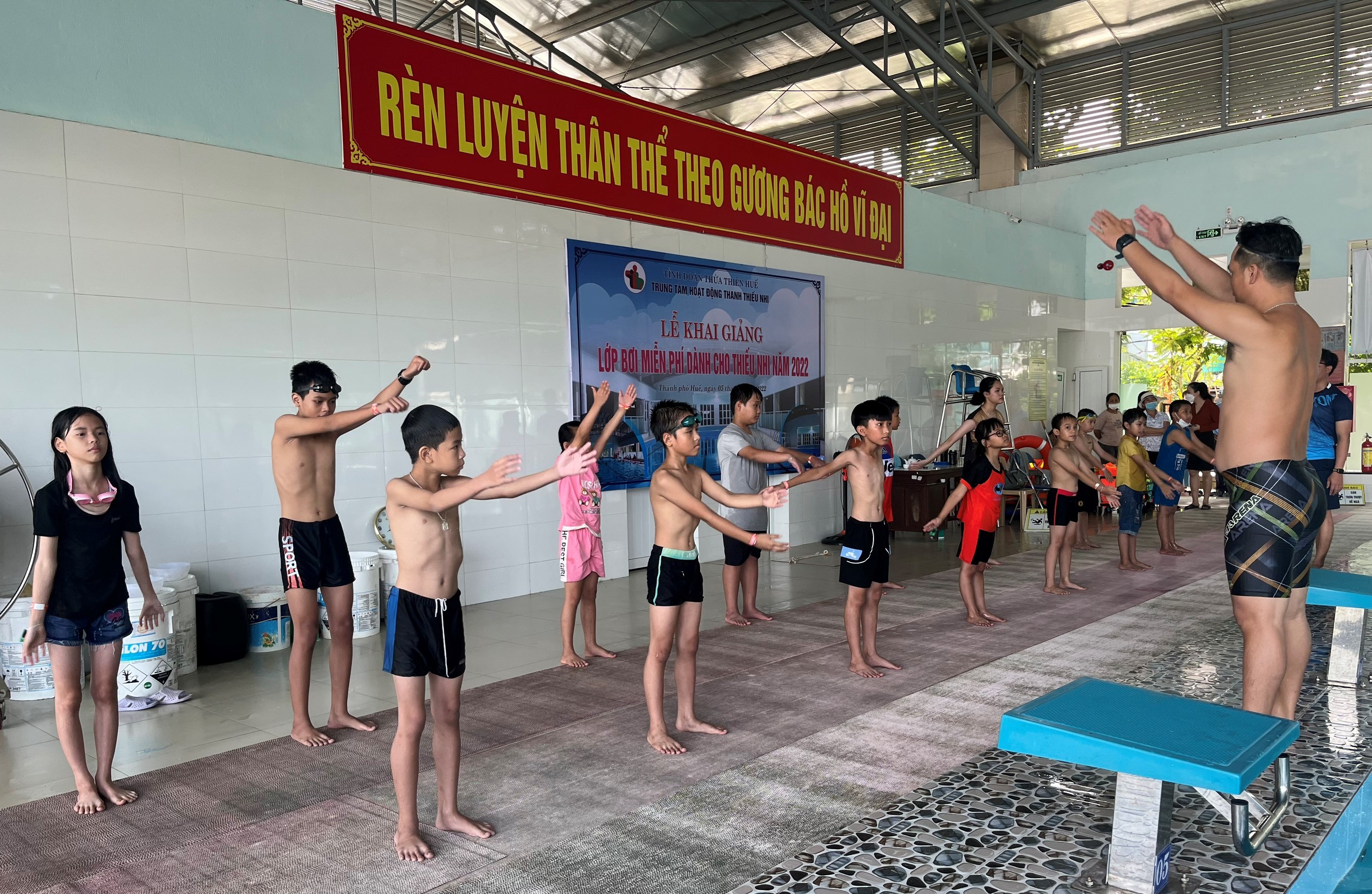 Dạy bơi miễn phí cho học sinh khó khăn