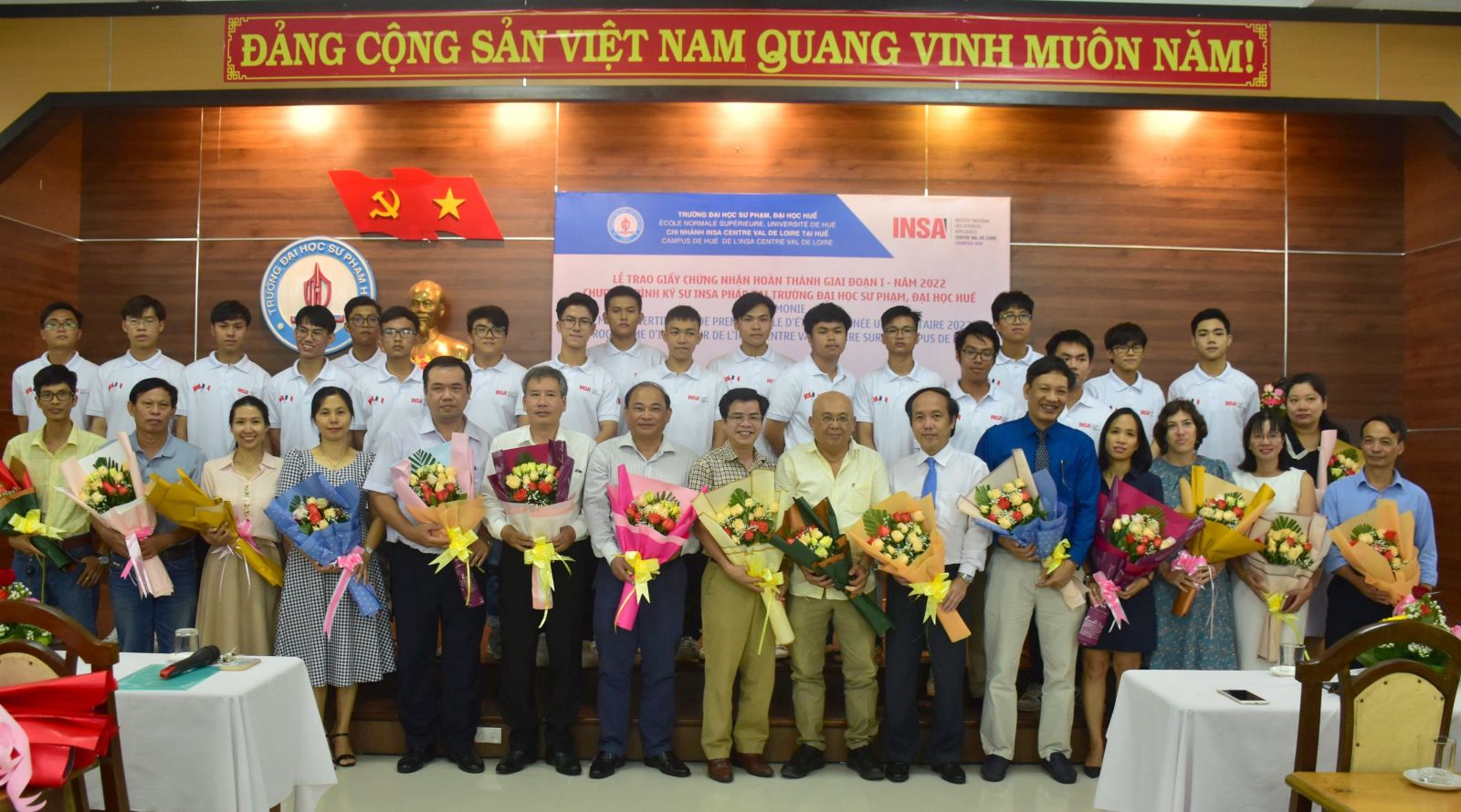 Trao chứng nhận cho sinh viên học chương trình Kỹ sư INSA Centre Val de Loire