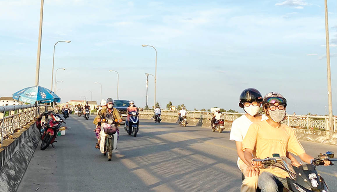 Che dù bán hàng ngay trên cầu