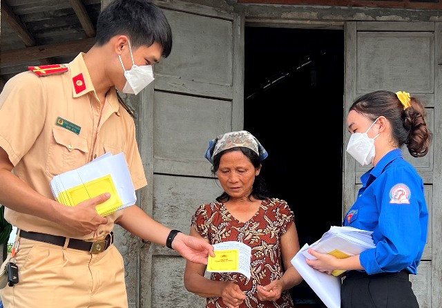 Phát miễn phí 10 000 cuốn “cẩm nang phòng, ngừa tội phạm”