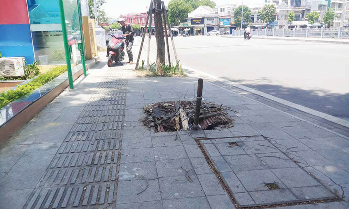 Hố ga mất nắp, vừa gây nguy hiểm vừa làm xấu cảnh quan đô thị