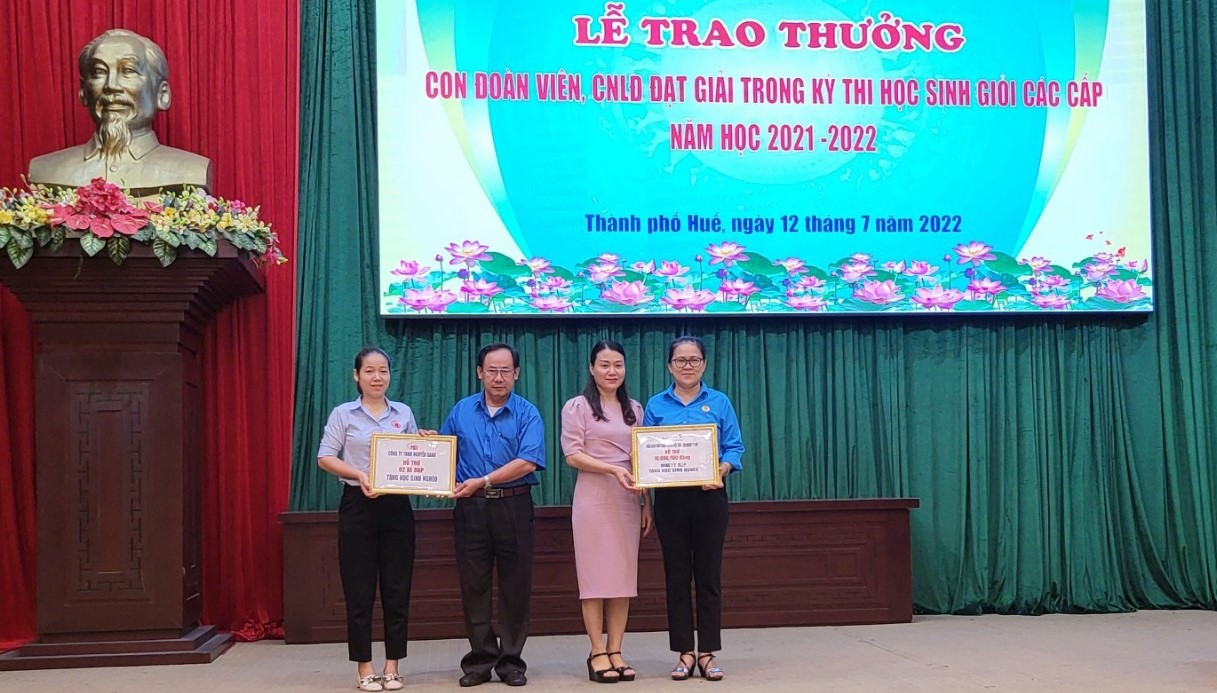 Liên đoàn Lao động TP Huế Tuyên dương, khen thưởng 517 học sinh giỏi các cấp