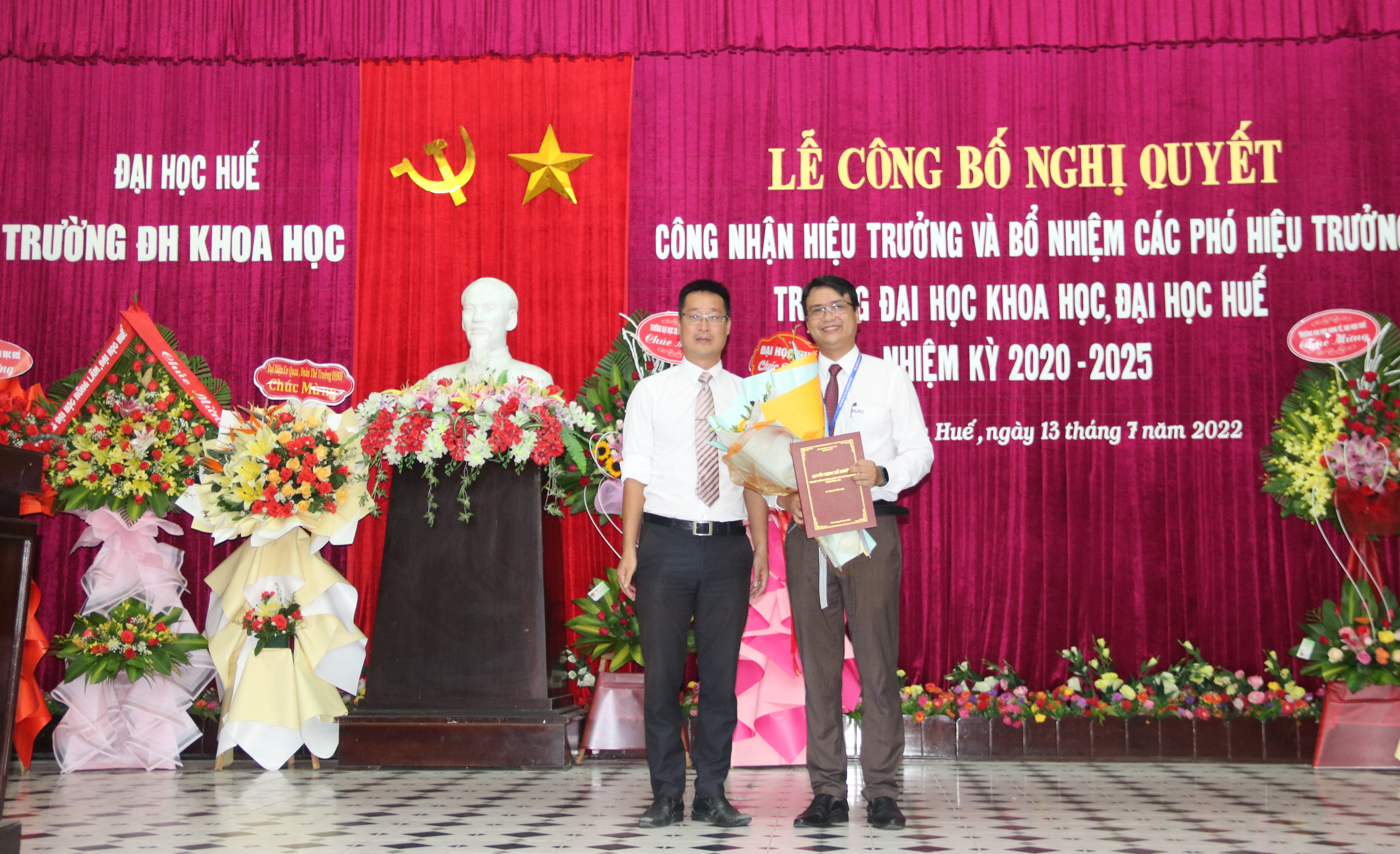 Công bố Nghị quyết công nhận Hiệu trưởng Trường ĐH Khoa học