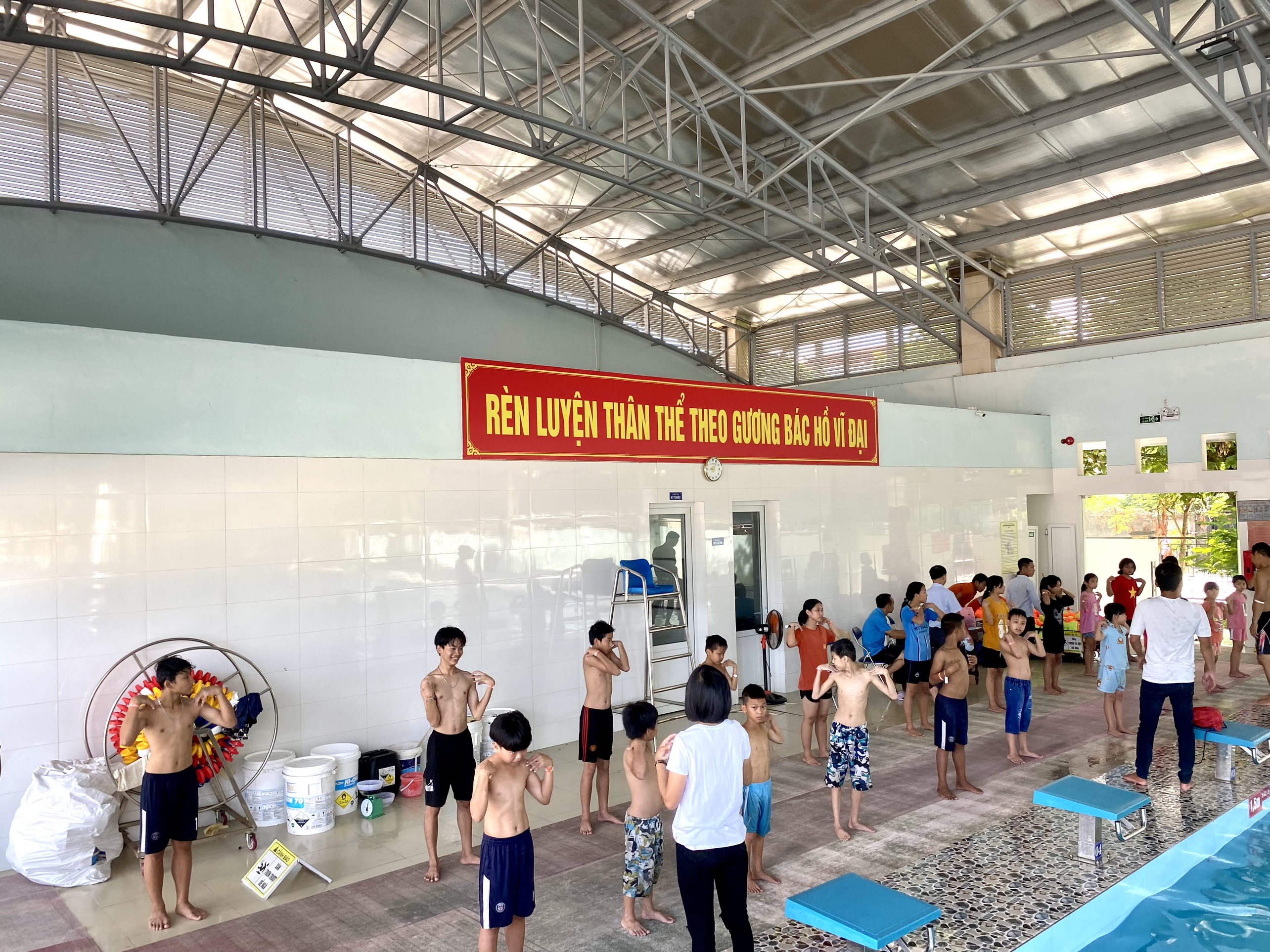 Dạy bơi miễn phí cho các em Làng trẻ SOS