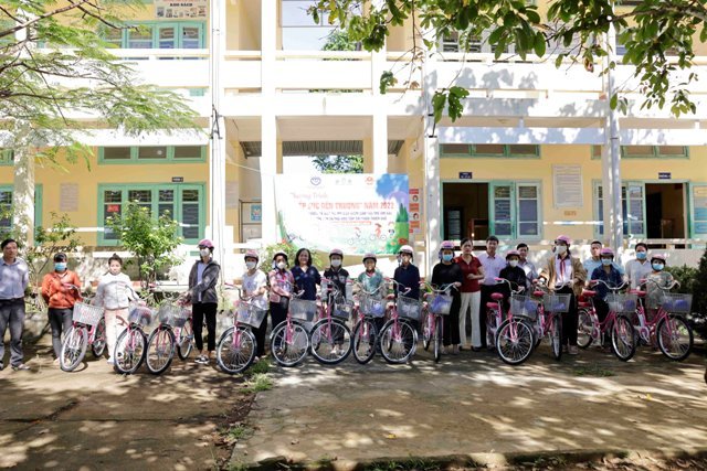 Trao 40 mũ bảo hiểm và xe đạp cho học sinh Hương Trà