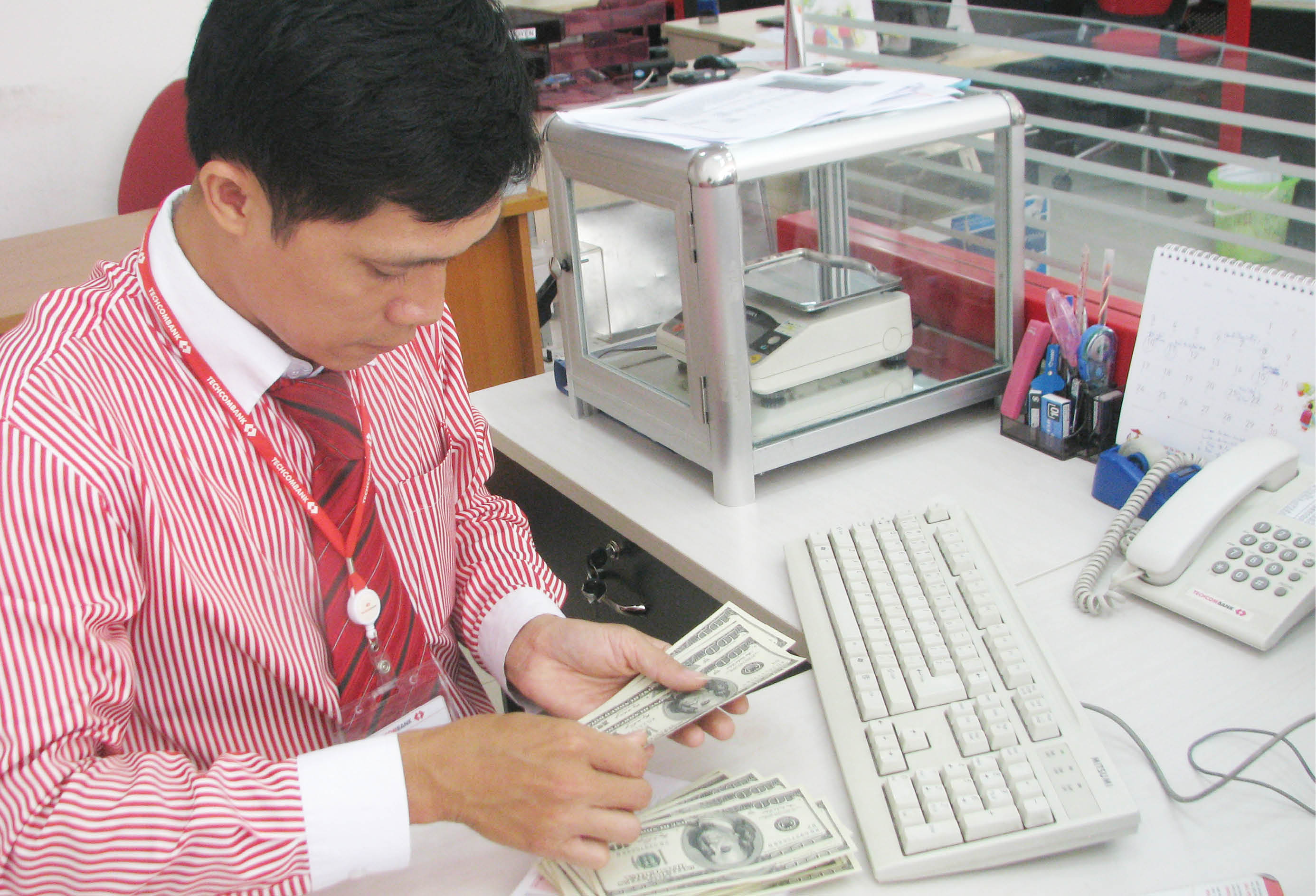 Áp lực lạm phát đẩy lãi suất, tỷ giá tăng