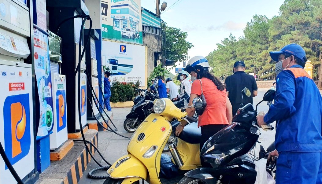 Xăng RON 95 giảm mạnh 3 600 đồng lít