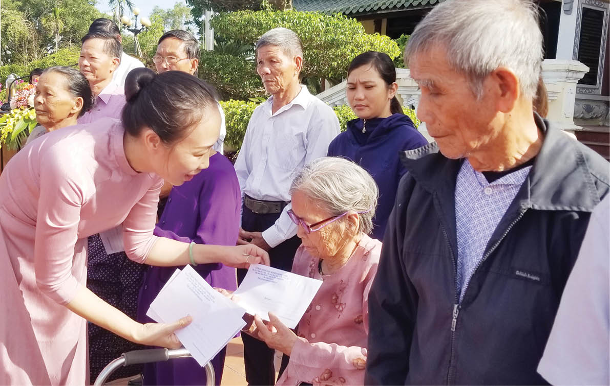 Thêm 5 mét vải lụa tặng người cao tuổi