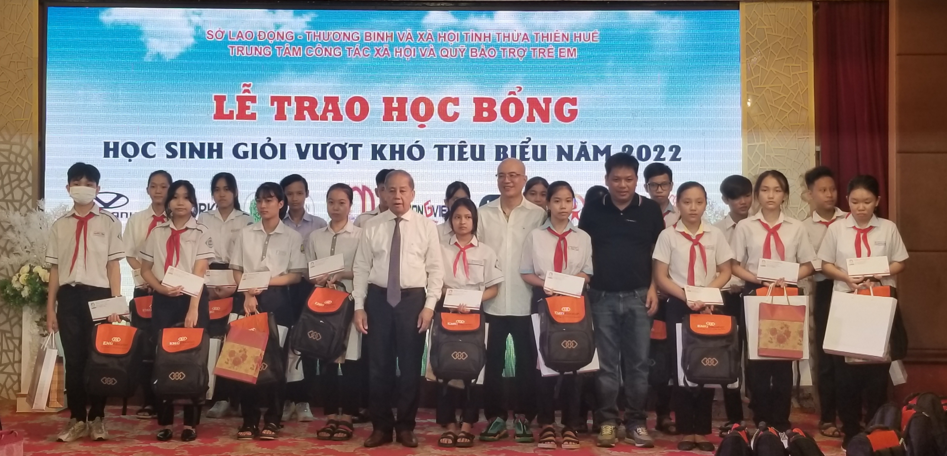 Trao học bổng cho 100 học sinh nghèo vượt khó tiêu biểu