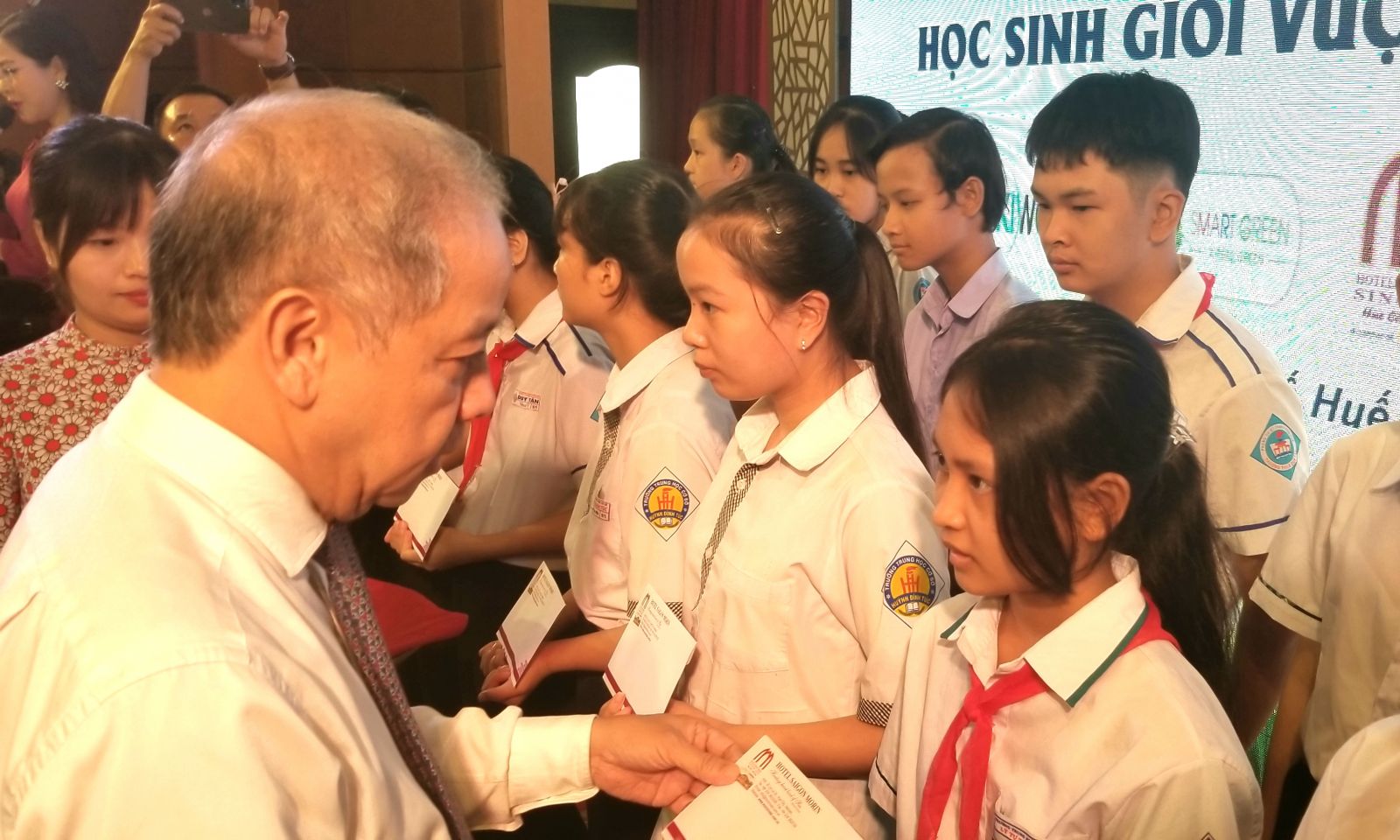 100 outstanding poor students overcoming difficulties awarded scholarships