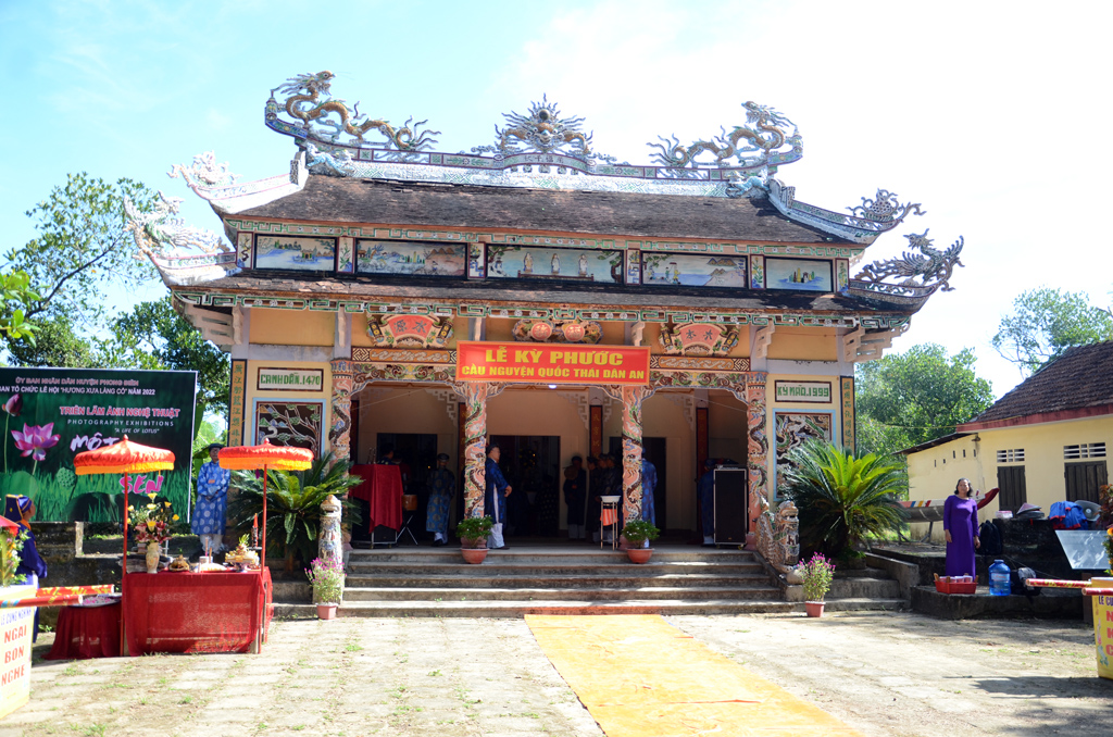 Unique Ky Phuoc sacrifice ceremony in the ancient village by the O Lau river