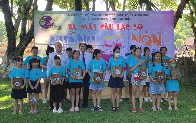 Ra mắt CLB mỹ thuật “Nhành cọ non”