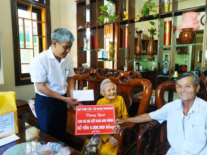 Thăm và tặng quà cho các gia đình chính sách