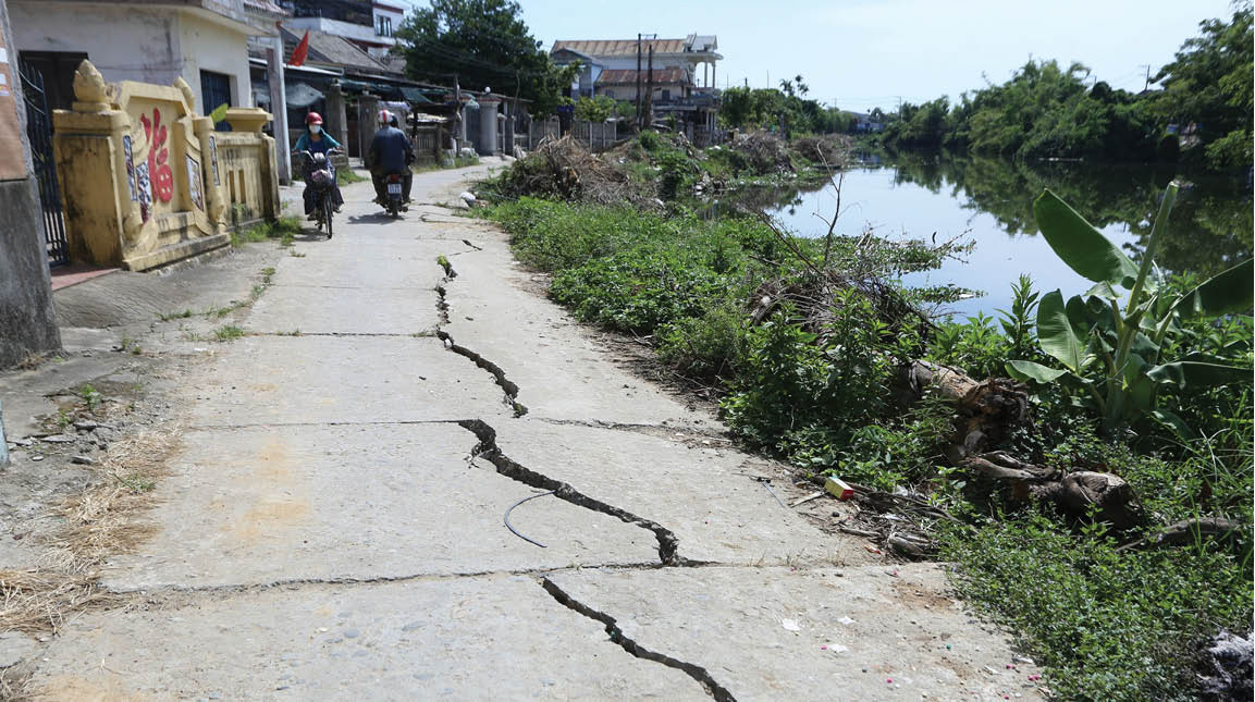 Đường sạt lở liên tục, sửa đoạn này hư đoạn khác