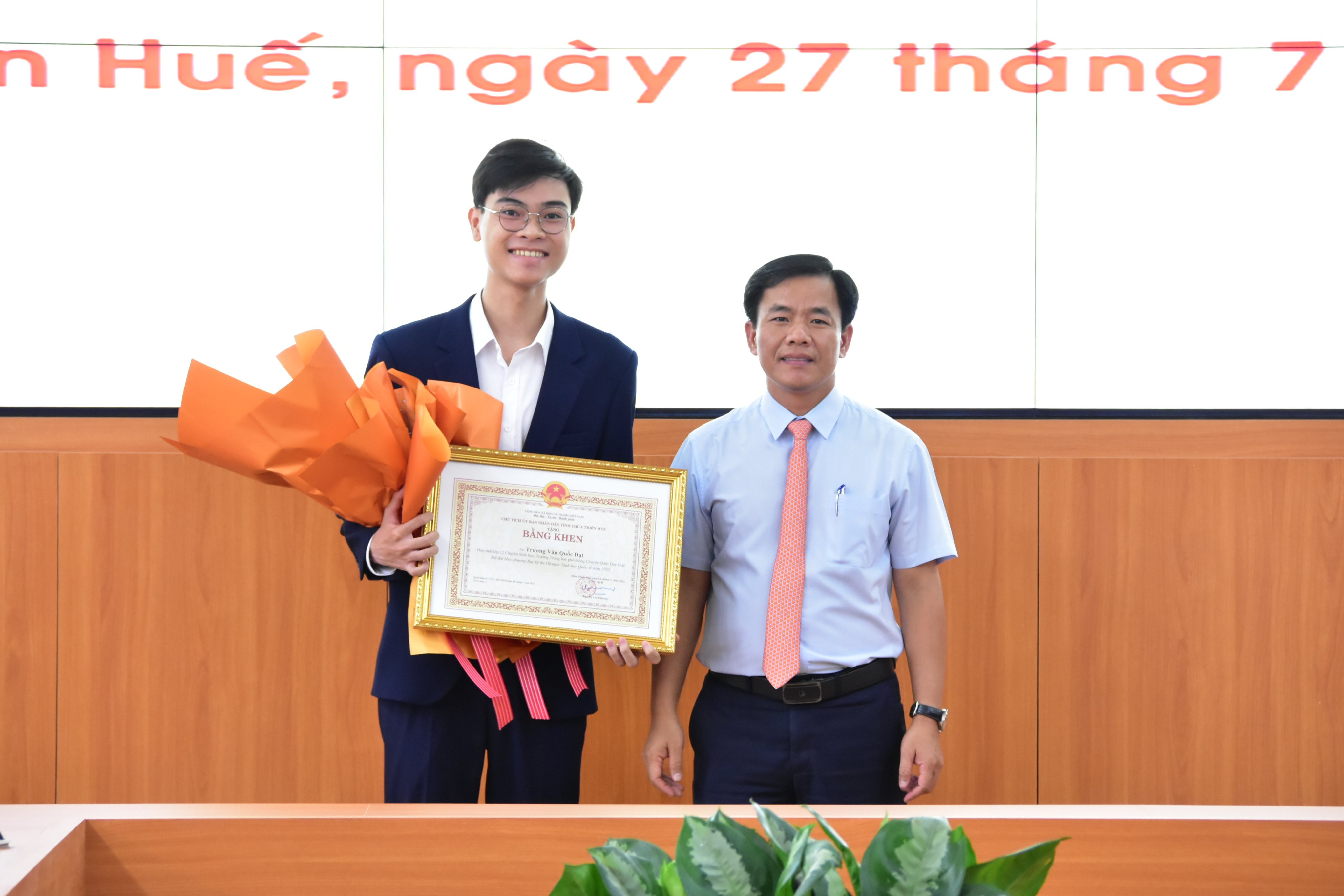 Khen thưởng học sinh đạt Huy chương Bạc Olympic Sinh học Quốc tế