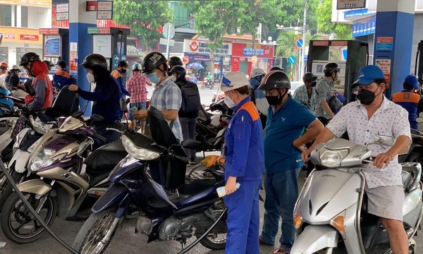 Giá xăng nhập giảm mạnh về mốc 21 000 đồng
