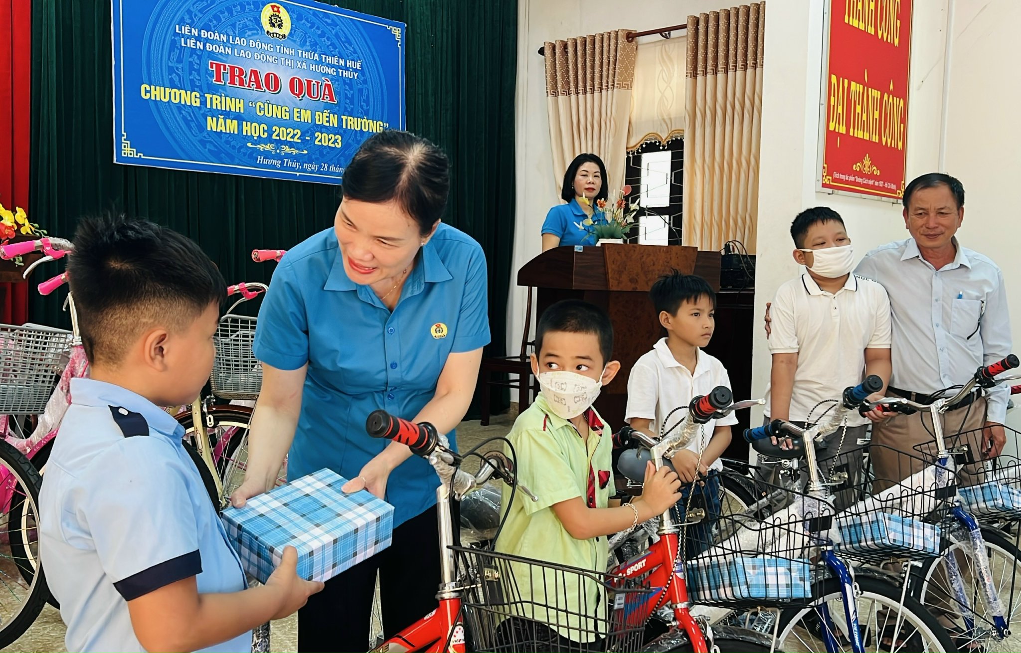 Hương Thủy Hỗ trợ xe đạp cho con đoàn viên có hoàn cảnh khó khăn