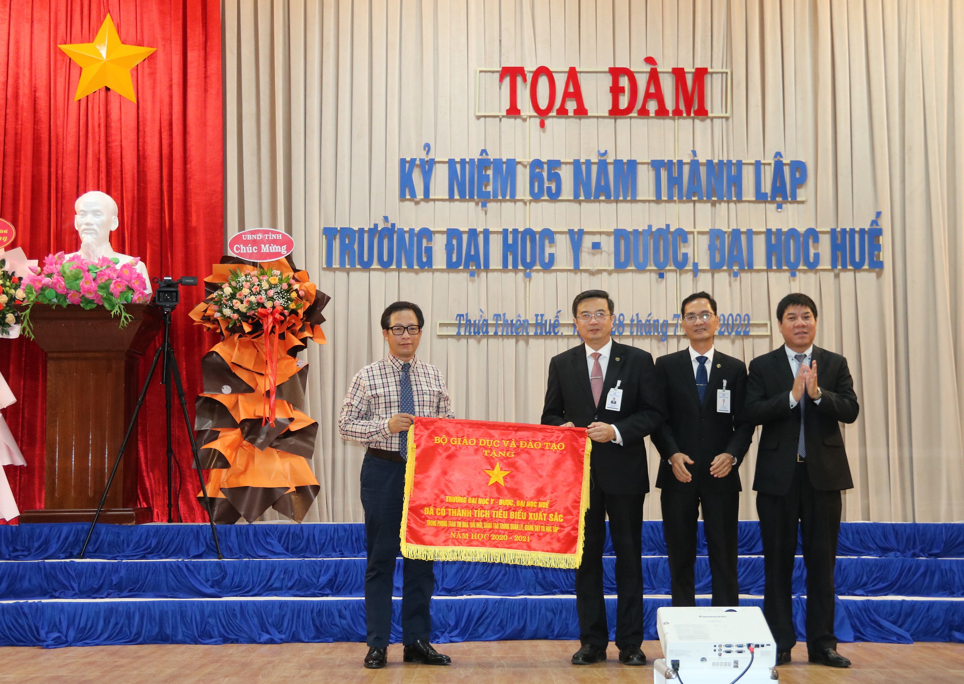 Nhiều tập thể của Trường ĐH Y - Dược được nhận Bằng khen của Thủ tướng Chính phủ