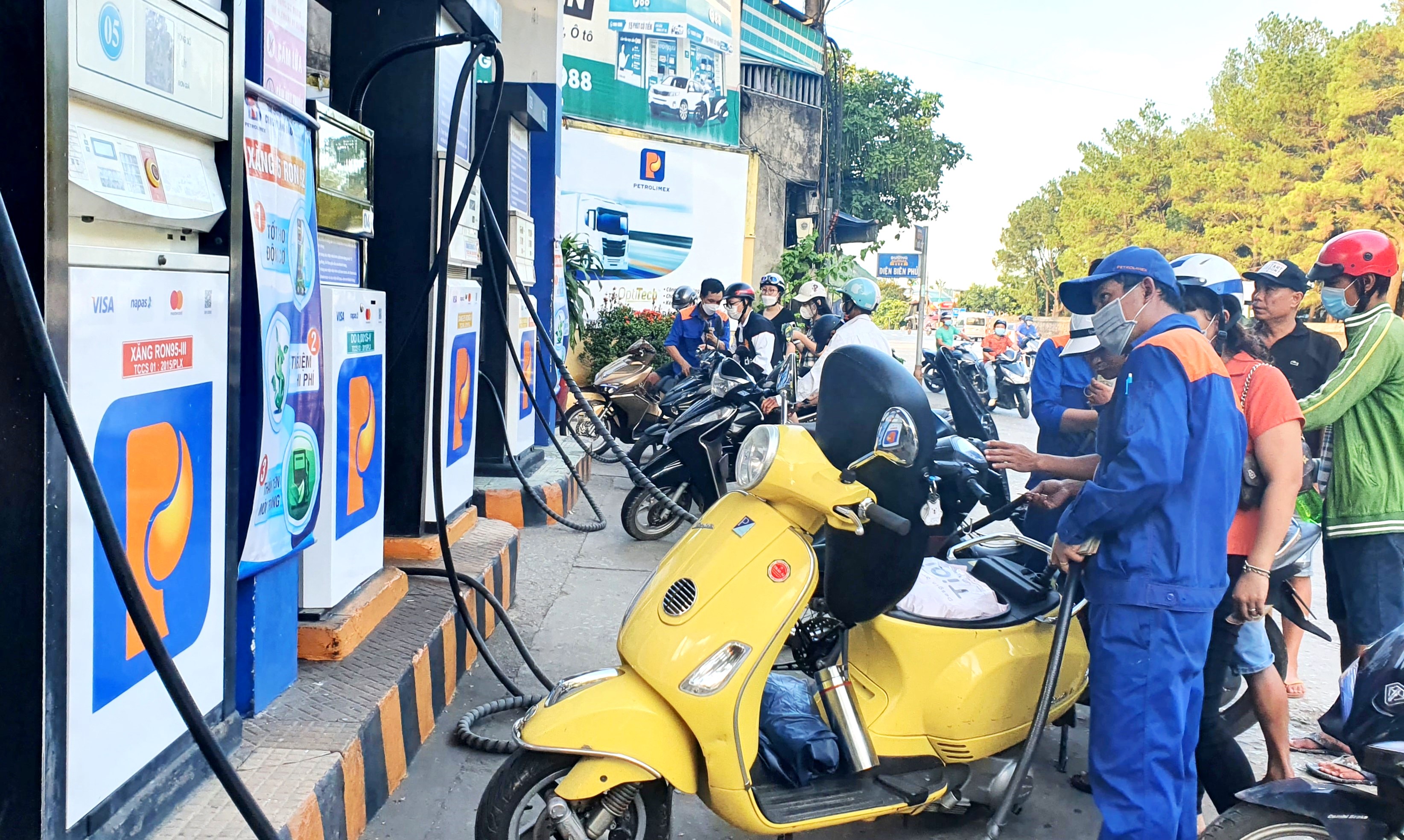 Xăng, dầu  gas có lần giảm thứ 4 liên tiếp