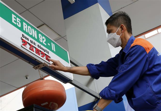 Trình thêm phương án giảm thuế VAT và tiêu thụ đặc biệt để ghìm giá xăng dầu