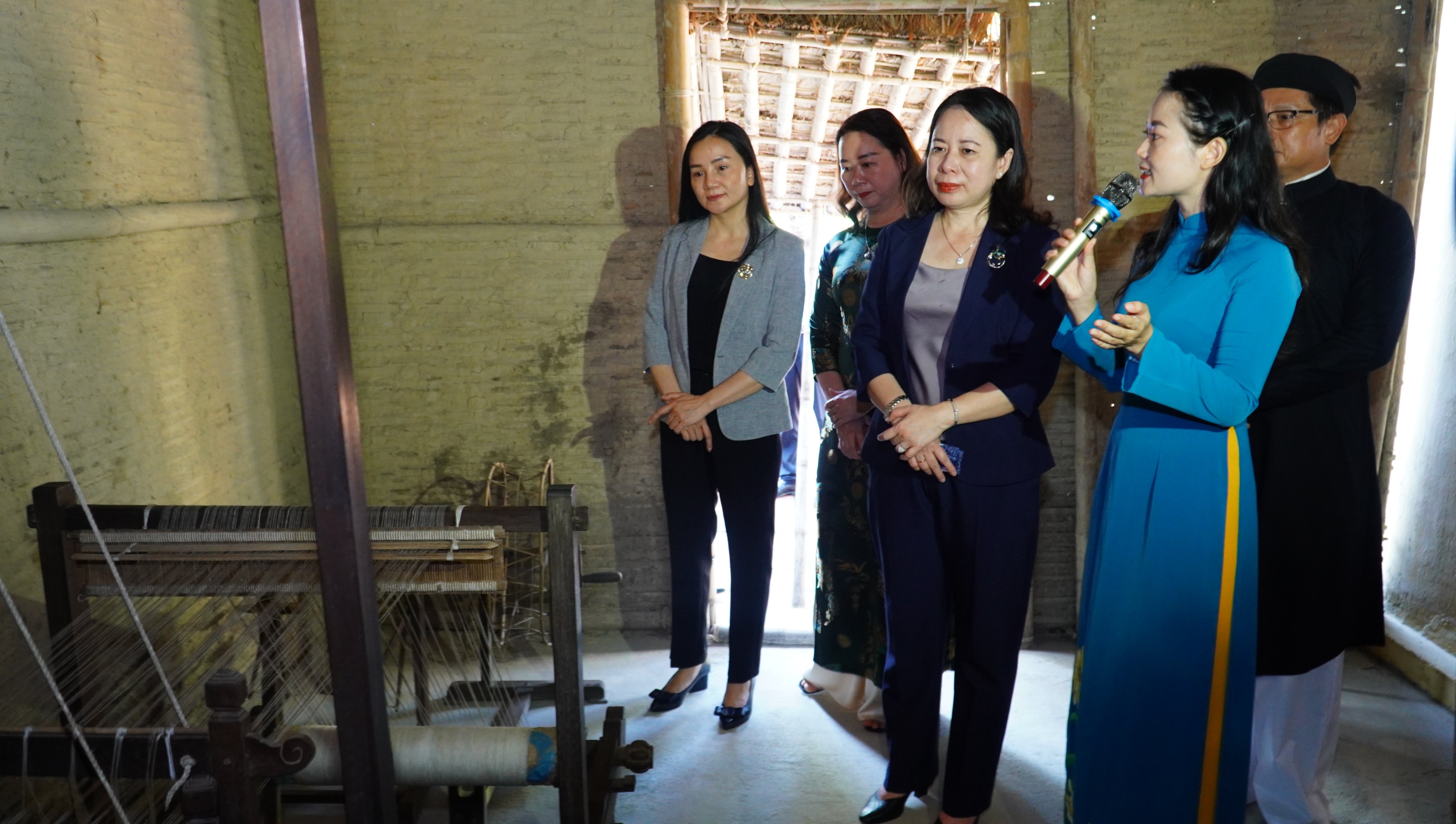 Phó Chủ tịch nước Võ Thị Ánh Xuân thăm nhà lưu niệm Chủ tịch Hồ Chí Minh